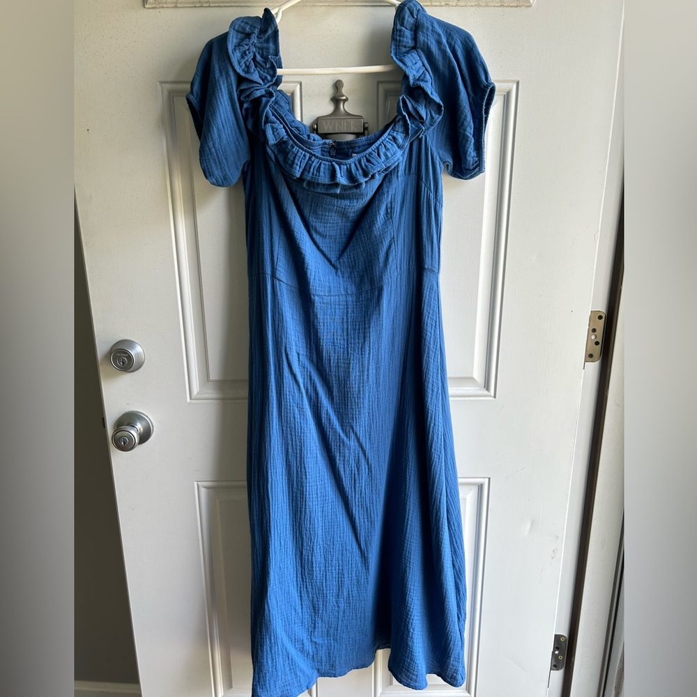 Mid length off the shoulder dress. Never worn. Size large. Blue.